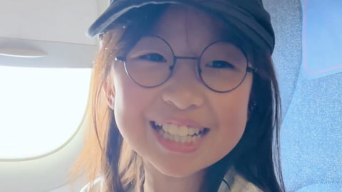 机灵姐大挑战 挑战在飞机上背古诗