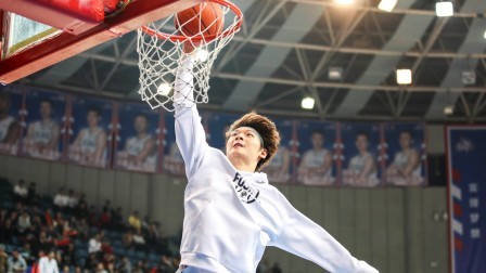 这也太欺负人了！王哲林打野球，疯狂秀扣篮