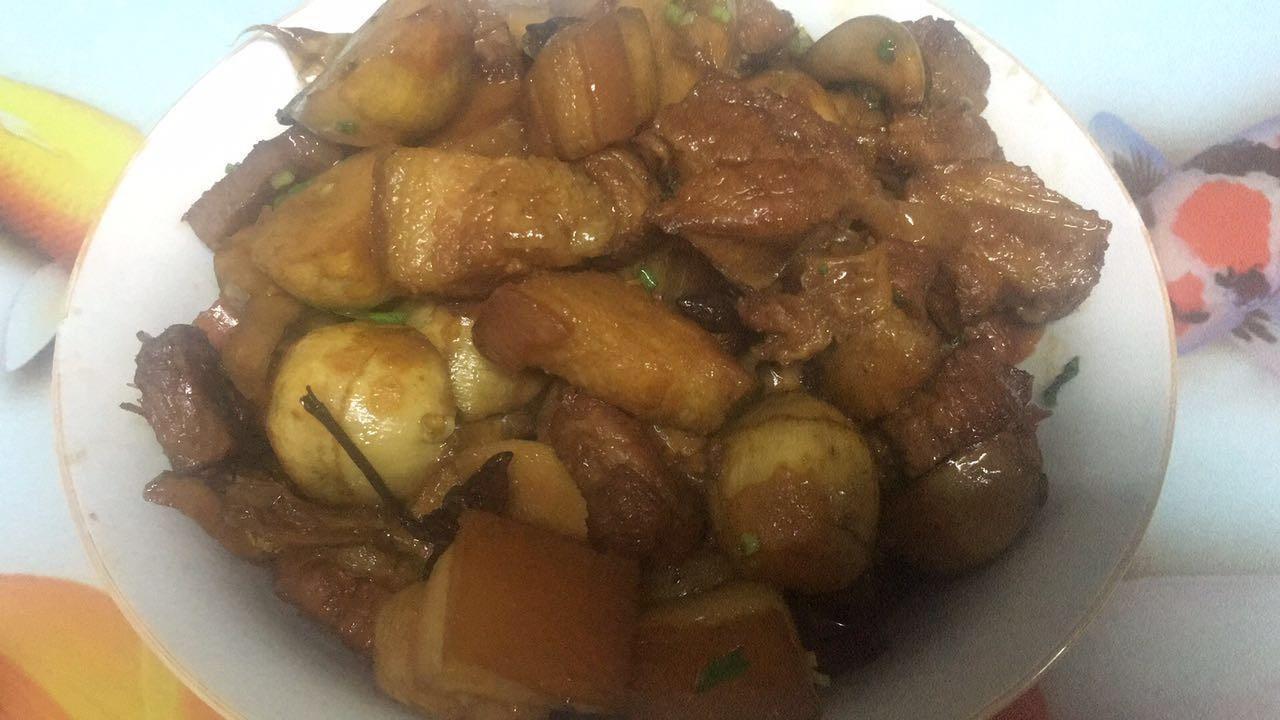 美&middot;食 红烧肉和茨菇一起烧，润肺又不油腻，南方独有，北方人没吃过的搭配，比土豆脆，比山药糯，淮扬招牌菜