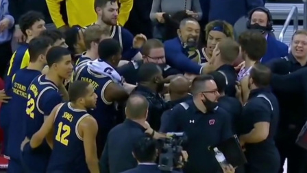 NBA热辣资讯 NBA第一个亿元霍二叔拳打对方助教！这阵仗冲上全美热搜榜首！