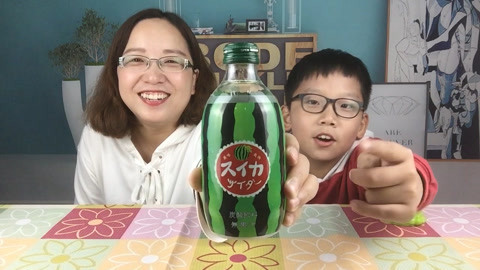 梁小轩和轩妈试吃各种美食 试喝“西瓜味苏打汽水”