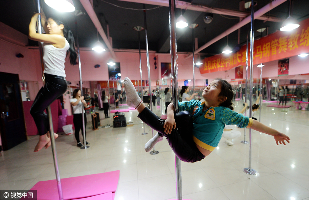 六岁女童苦练钢管舞 身体扭曲痛到流泪