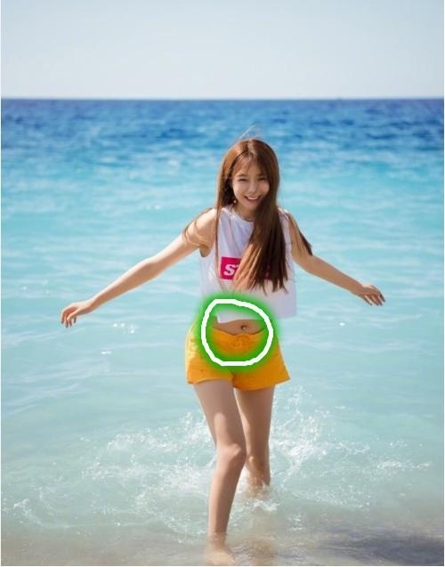 沈梦辰微博晒性感沙滩照 大家却问她肚脐眼疼不疼
