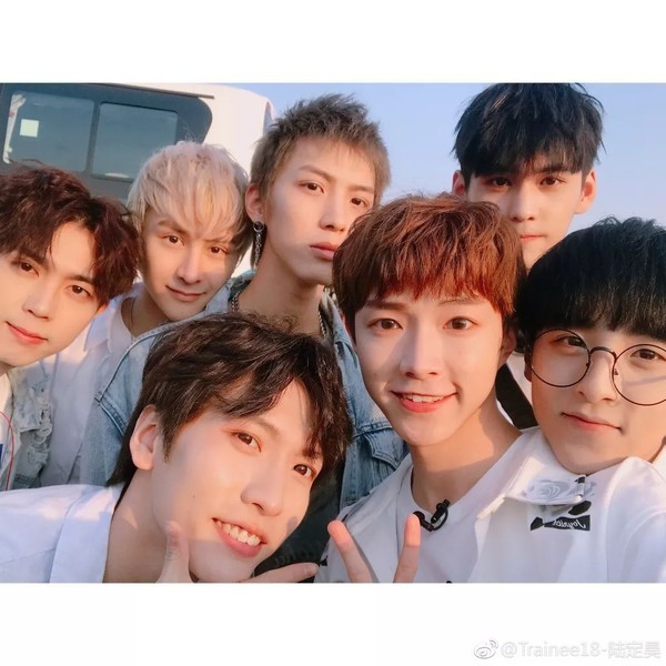 陆定昊与另外的6位香蕉男孩一起,与林彦俊尤长靖约好兵分两路顶端相见