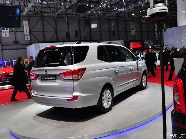 双龙路帝进口柴油商务车 10座空间表现出色