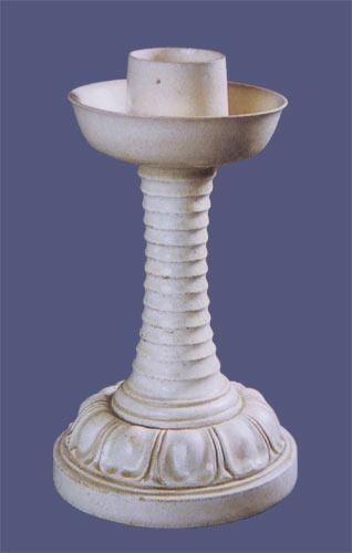 白釉莲瓣座灯台,1956年出土于河南省陕县唐墓,为唐代的照明器具,现