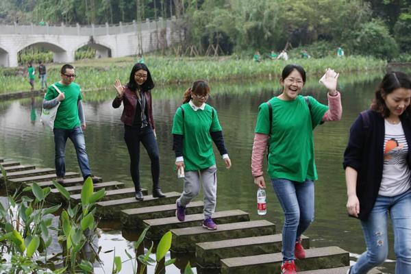 500名市民彩雲湖畔健步走 享湖光山色賞環保成果