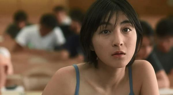 甚至偷偷对直子电话录音…… 不同于《白夜行》和《嫌疑人x的献身》