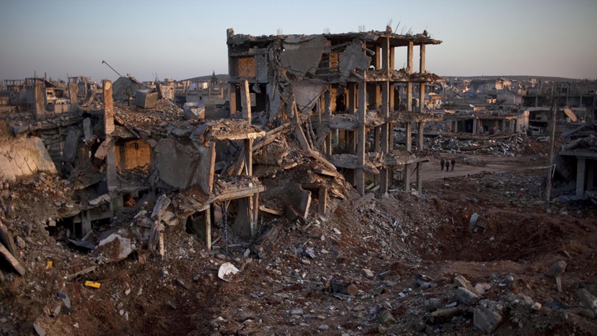 叙利亚农民夜间收割小麦躲避空袭