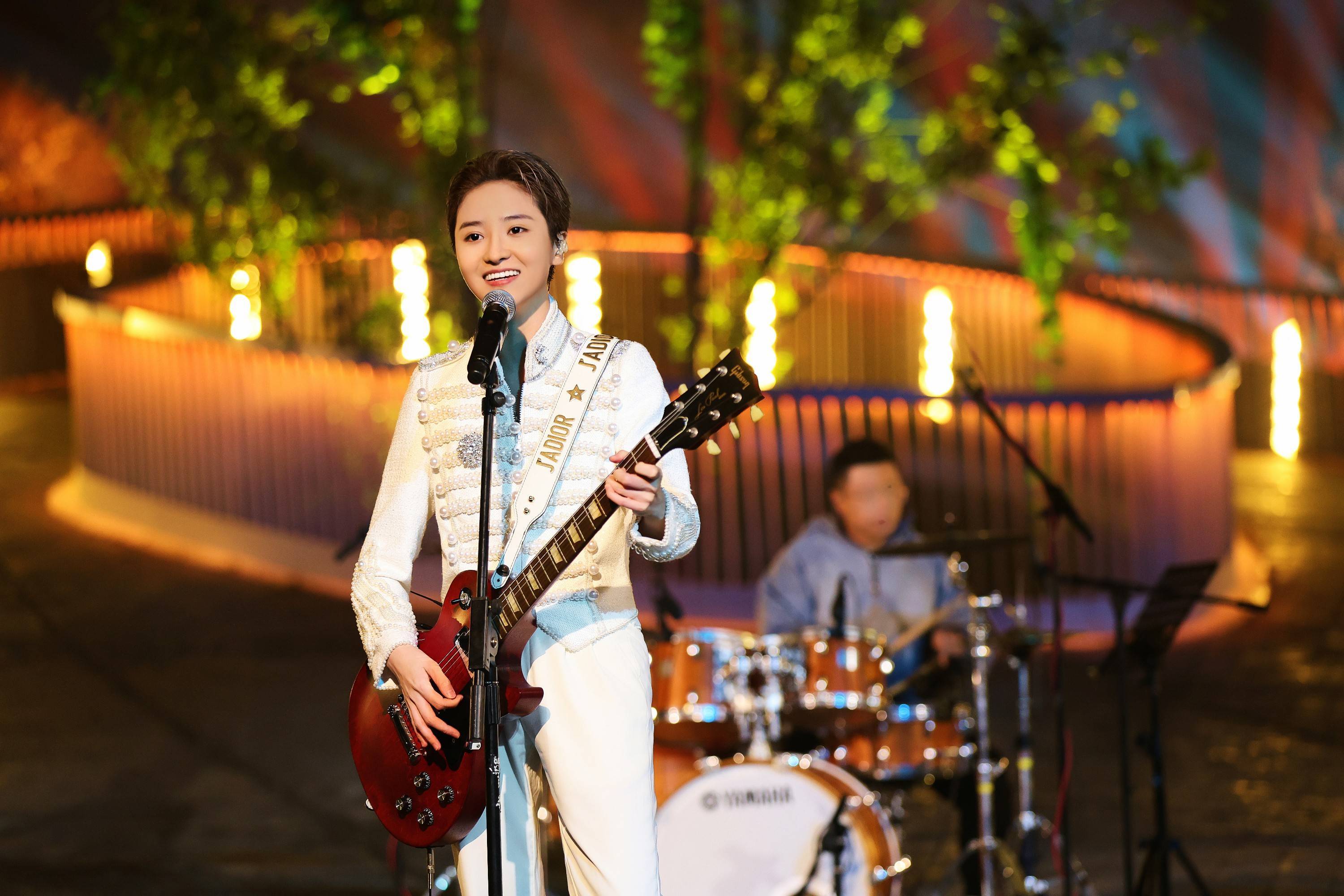 蒋一侨亮相央视2023重阳特别节目 摇滚演绎《远走高飞》获观众称赞 - 360娱乐,你开心就好