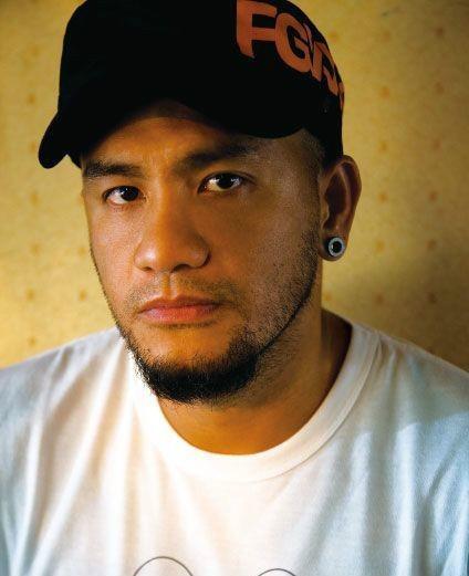 推荐胡型:山羊胡,络腮长鬓角