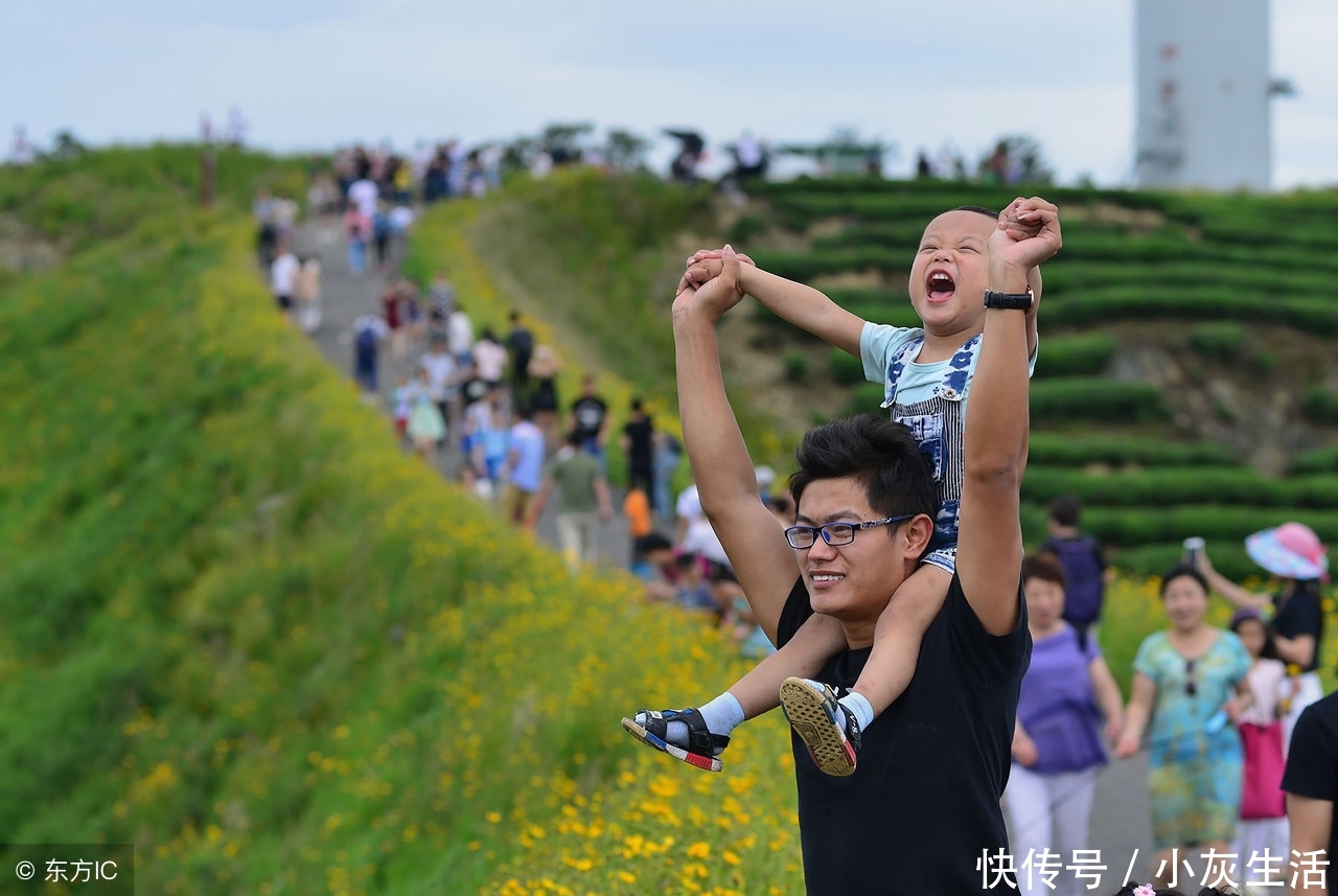 父愛如山不言不語12個父愛感人瞬間哪一張感動了你