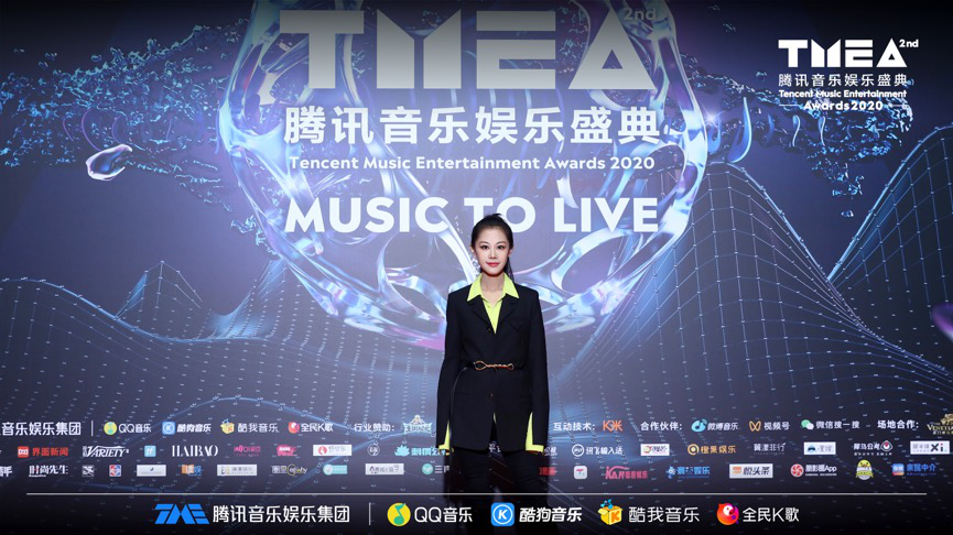 中国内地女歌手,词曲创作者,新生代唱作人梦然受邀出席表演,并在盛典