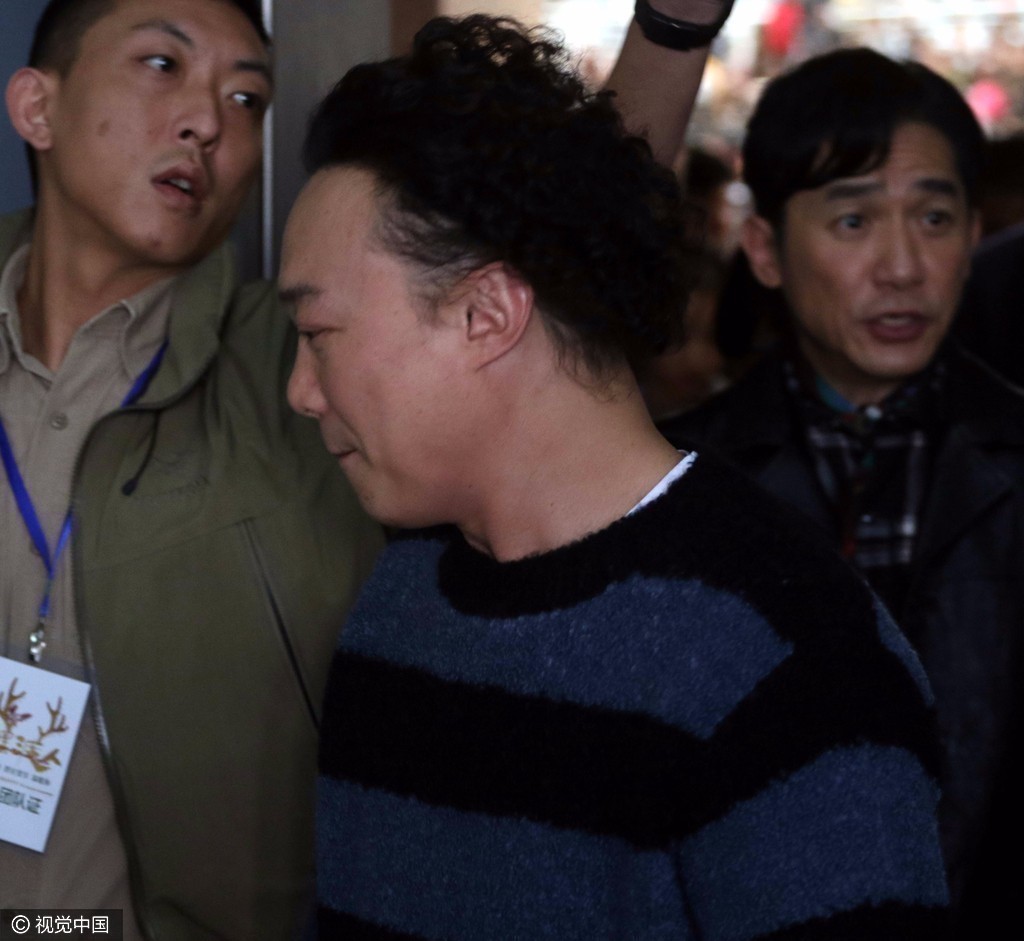 baby带8月孕肚跑宣传获搀扶 陈奕迅钢丝球发型亮眼