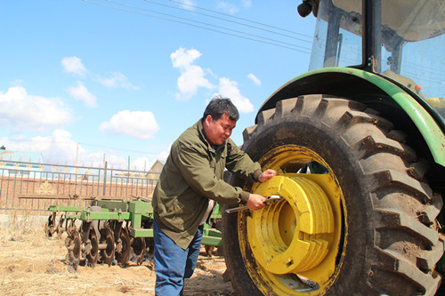 建档立卡贫困户杜国伟正在检修农机具