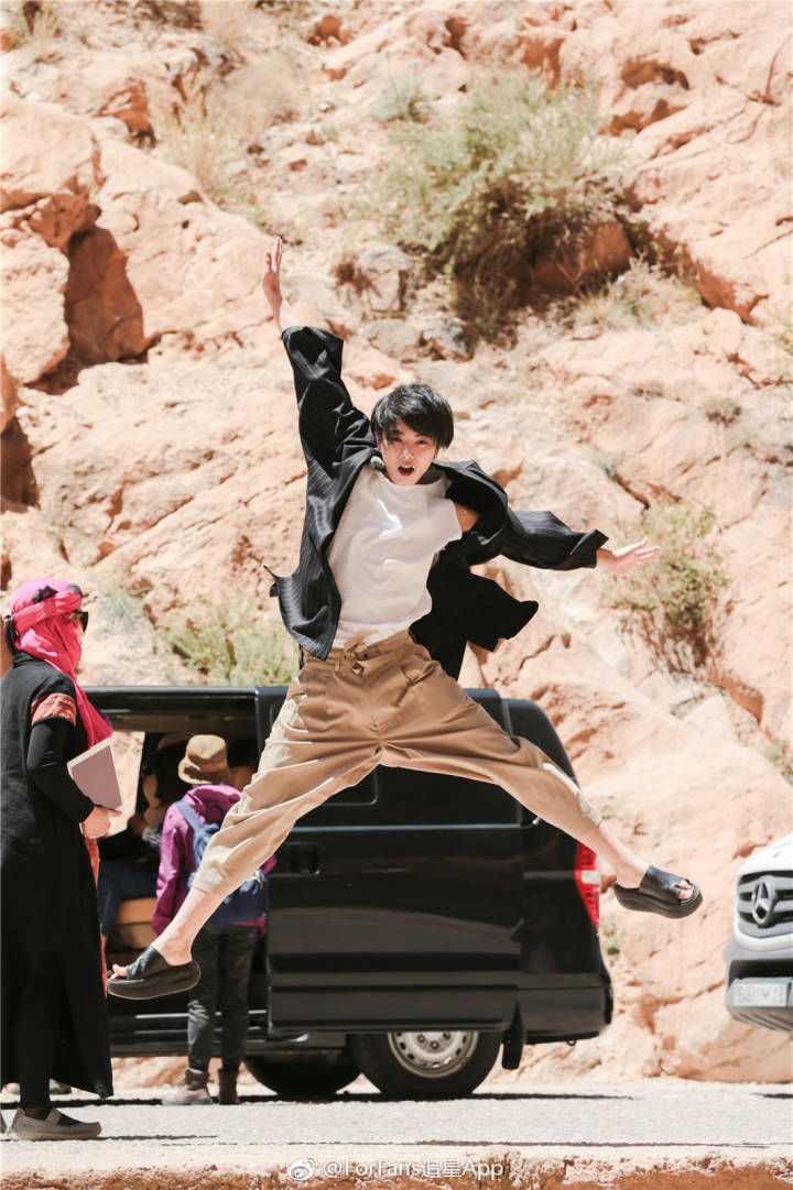 [华晨宇][新闻]170610 华晨宇《旅途的花样》探访撒哈拉 花花带你领略