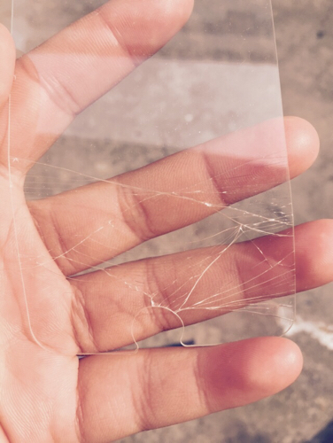 急急急,我把手机的钢化膜撕了下来,准备擦干净,用力过度膜碎了,现在