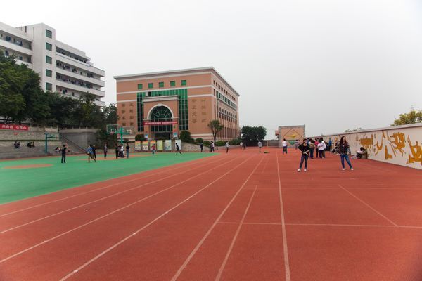 重庆市民族中学的跑道是几百米的