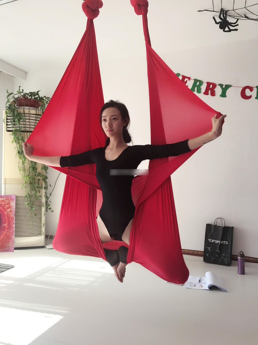 95后网红女神酷爱瑜伽 空中秀高难动作