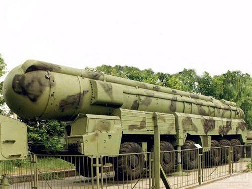 &nbsp; &nbsp; 除了战略核武器外,苏联还制造了大量的战术核武器