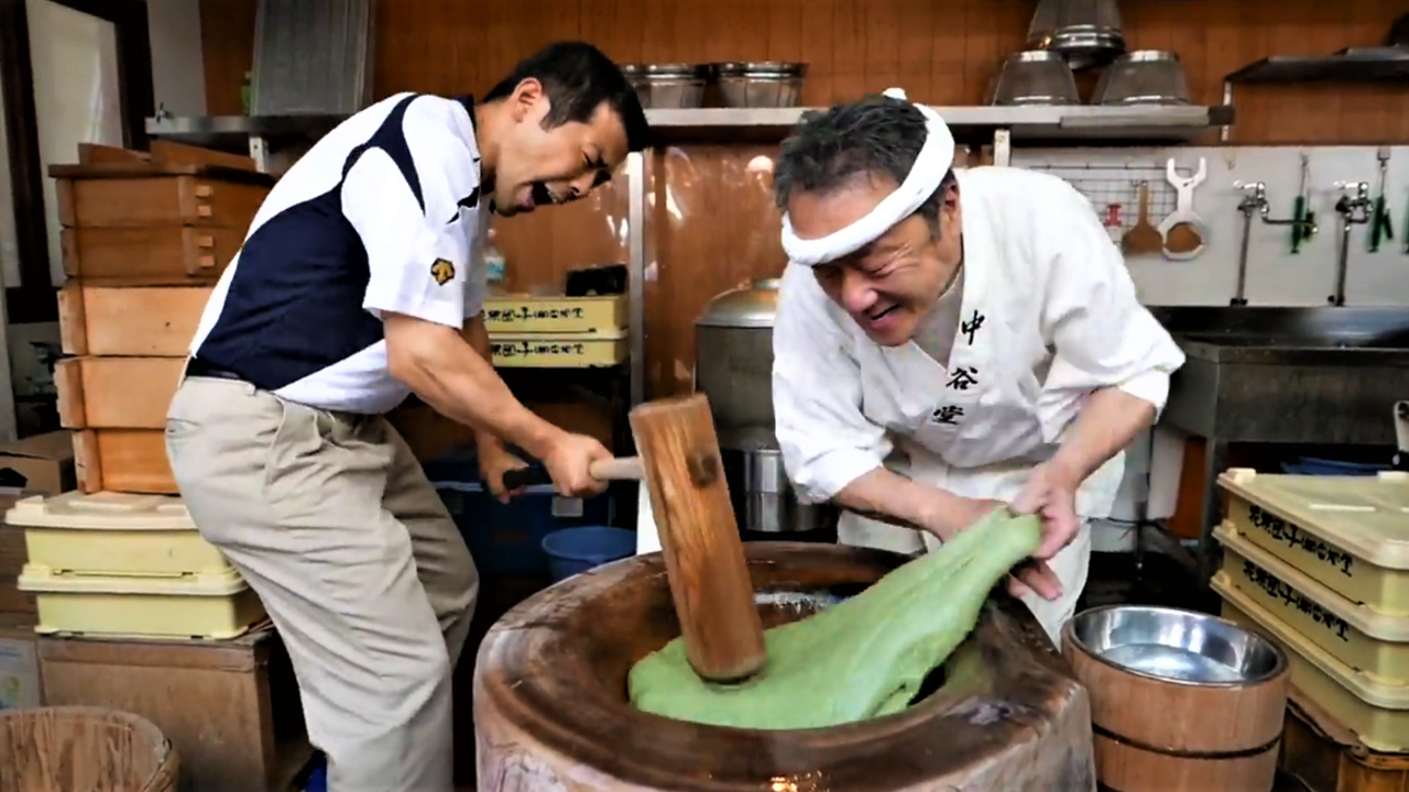 日本街头"功夫年糕"仿佛在练铁砂掌!