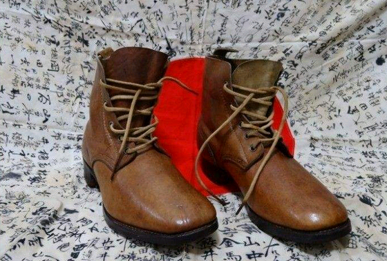 原来的防滑钉和马蹄铁都取消了,最正宗的昭和5式军靴基本上消失了.