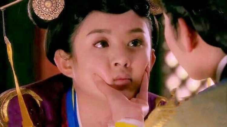 女星被捏脸!赵丽颖包子脸又双叒叕被捏 刘诗诗实力被捏到变形