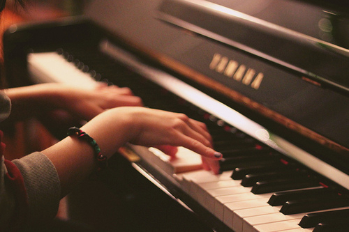 弹钢琴唯美照片图片