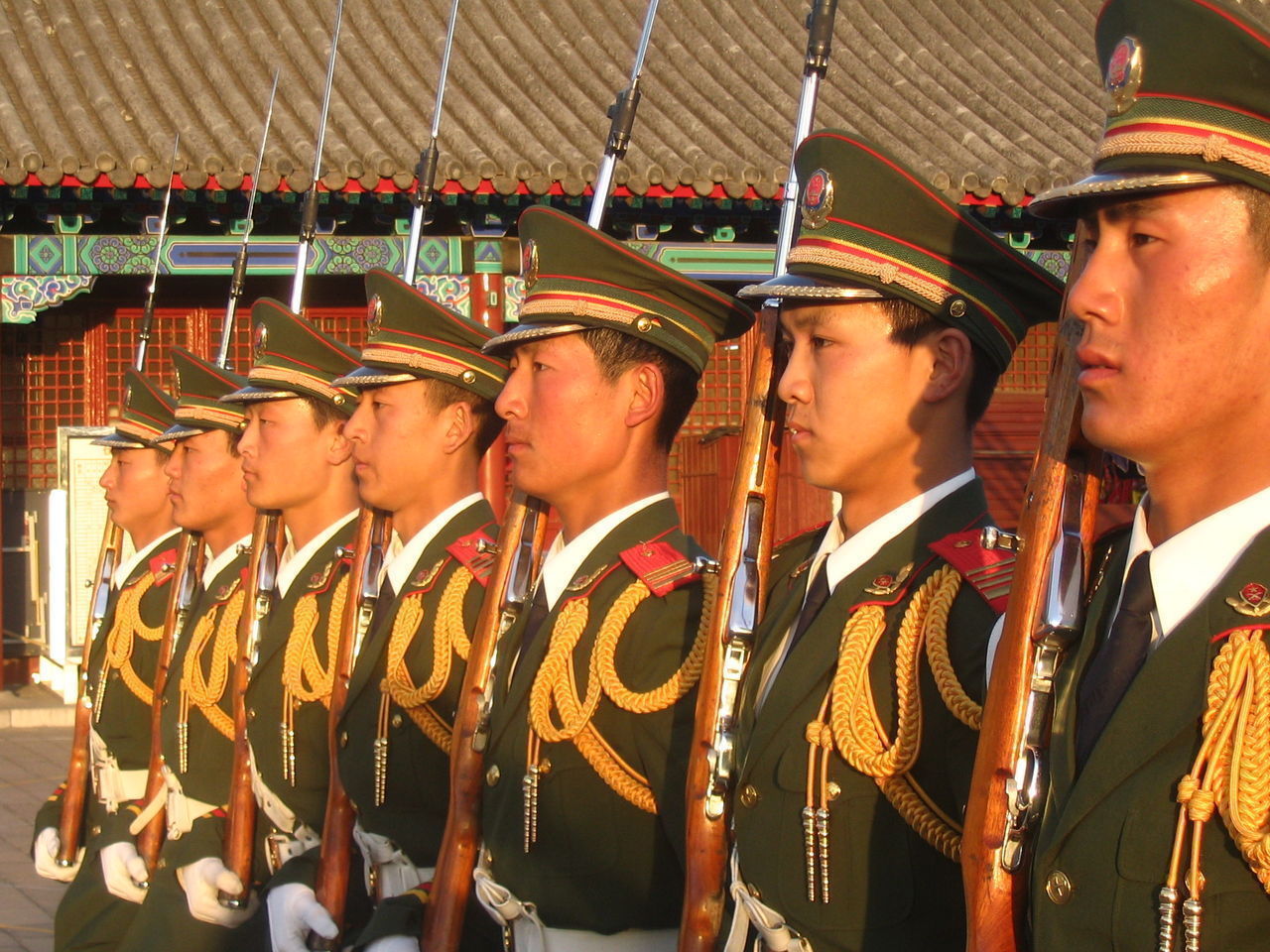 守护国旗的女子护卫队:冬日训练穿短裙
