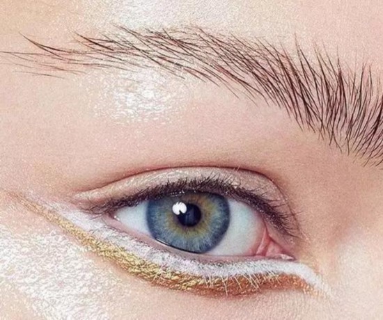 下眼睑处的白色眼线从眼头延伸至眼尾,在放大双眼的同时,让眼眸更加