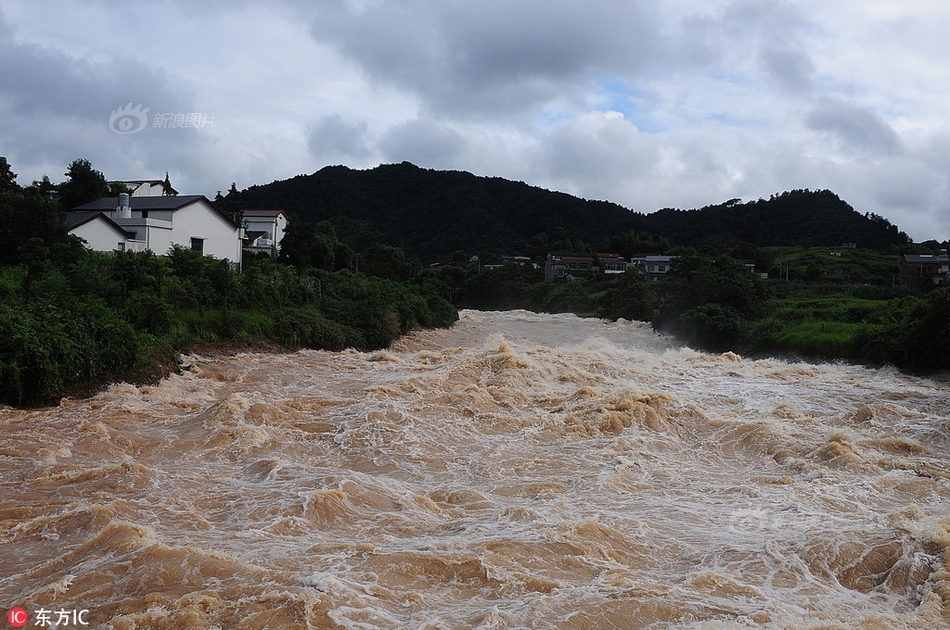 图为泄洪现场.