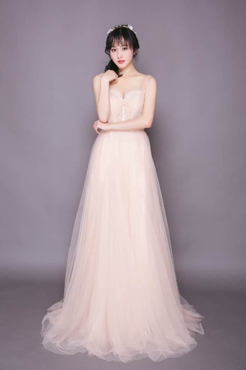 冯芷墨写真仙气十足 裸粉长裙清新唯美