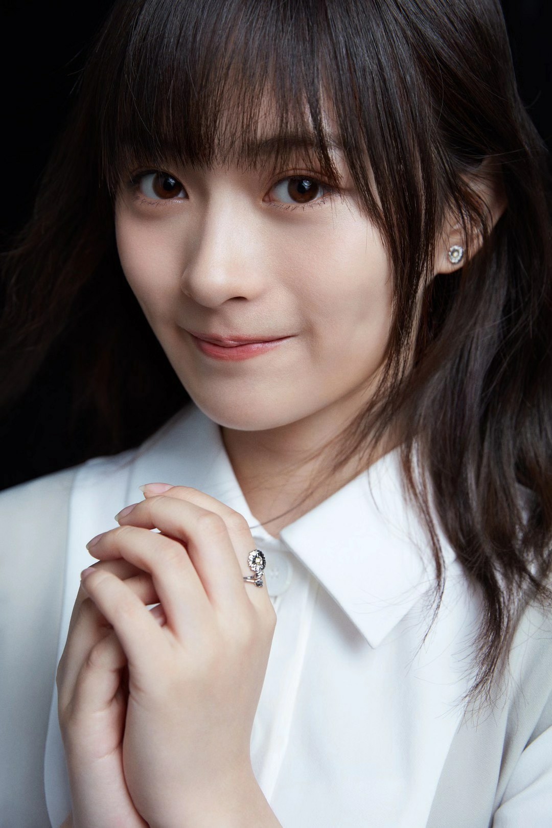 继饰演《谢谢让我遇见你》中乖巧可人的赵艺书后,李澳再次尝试眼镜