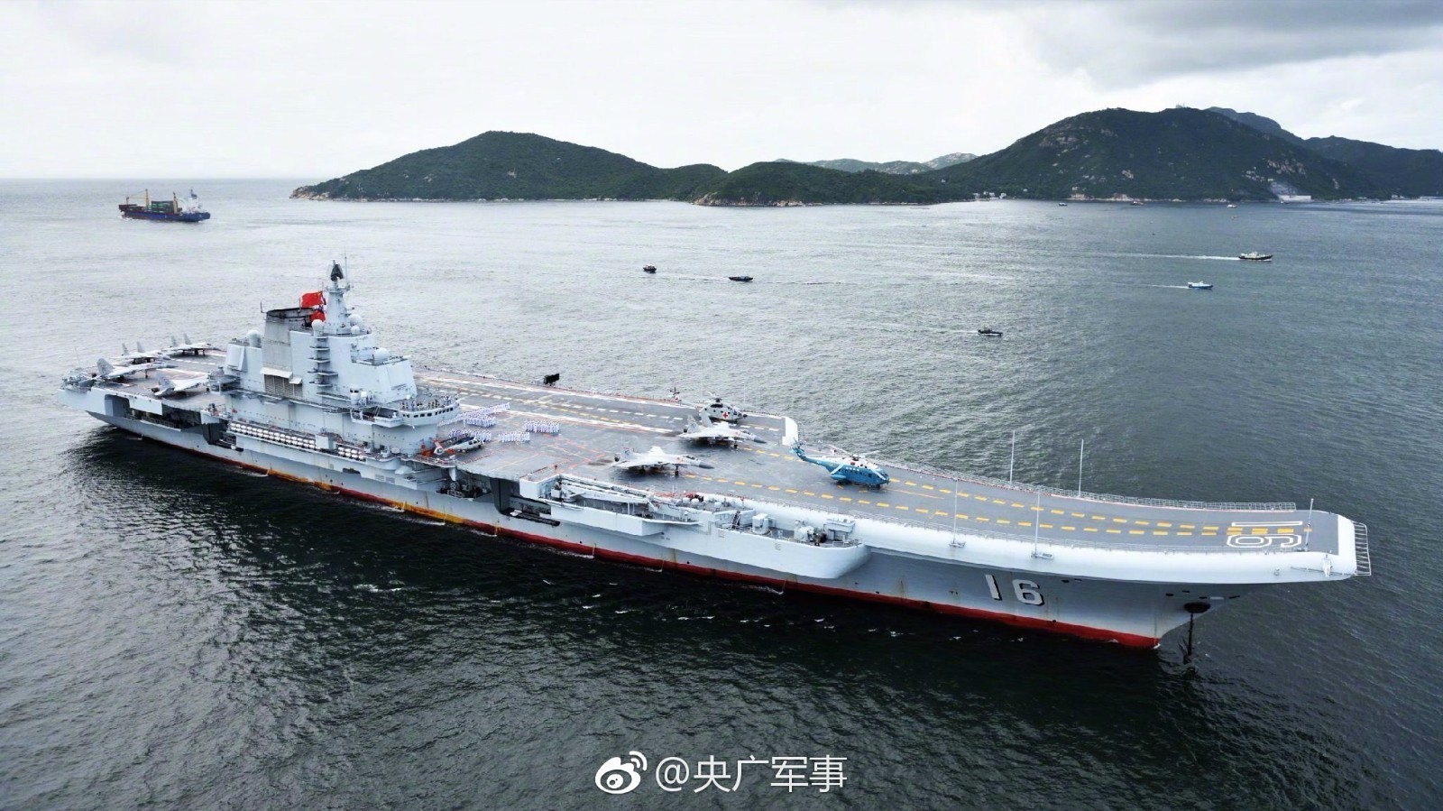 海军航母编队抵达香港.