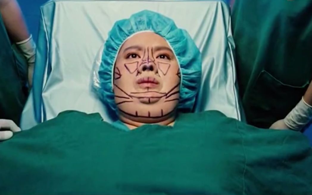 300斤丑女被男神嘲讽,整容抽脂后简直美到窒息,从此过上开挂人生