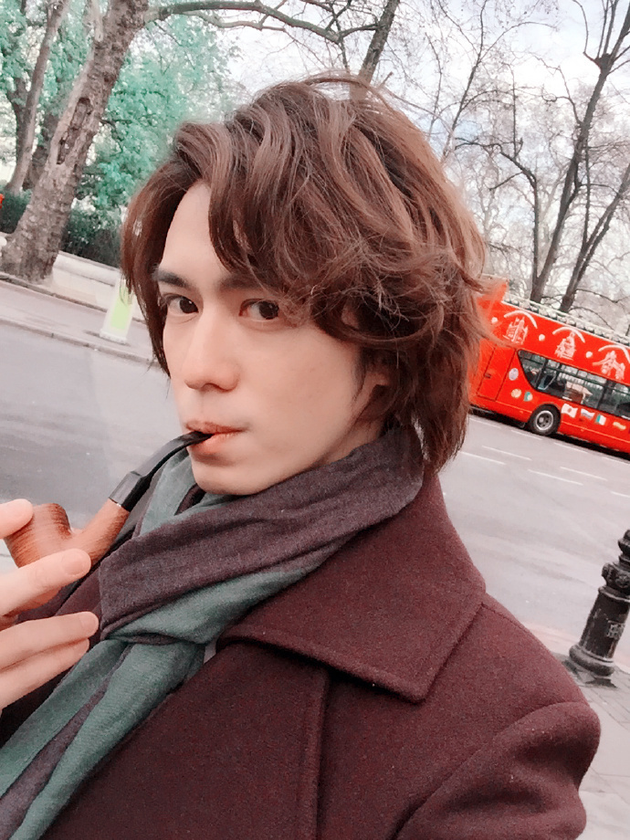 是《命中注定我爱你》中的暖心dylan神父.