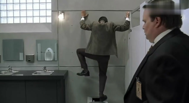 憨豆先生的大灾难:憨豆在厕所烘干裤子,结果被人当成了变态!