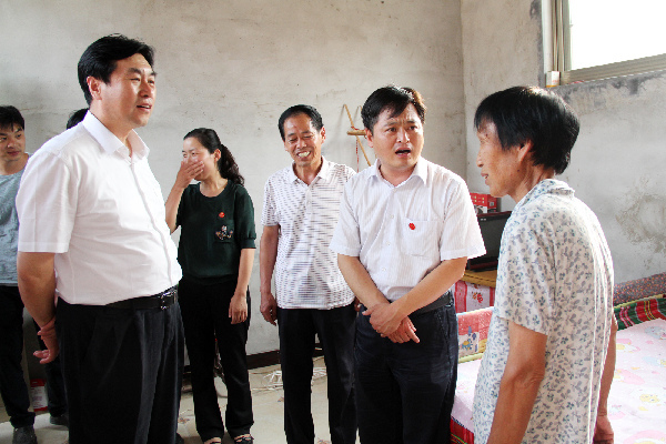 局长陈汪利与夏县县长樊双全在贫困户家中了解家庭和身体情况