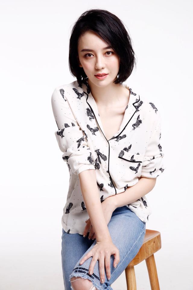 吕佳容最新写真大片 诠释行走的"简约少女"