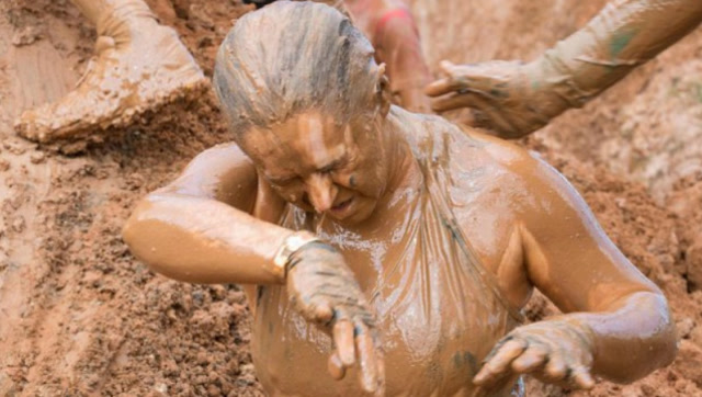 越南泥潭成女人天堂,女子跳进去后可以任意放纵,还用泥巴敷脸!