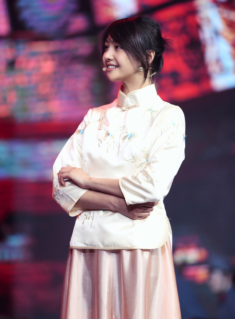 郑爽素颜录节目,多次重复走台,称:"我是收人钱财,替人演戏"