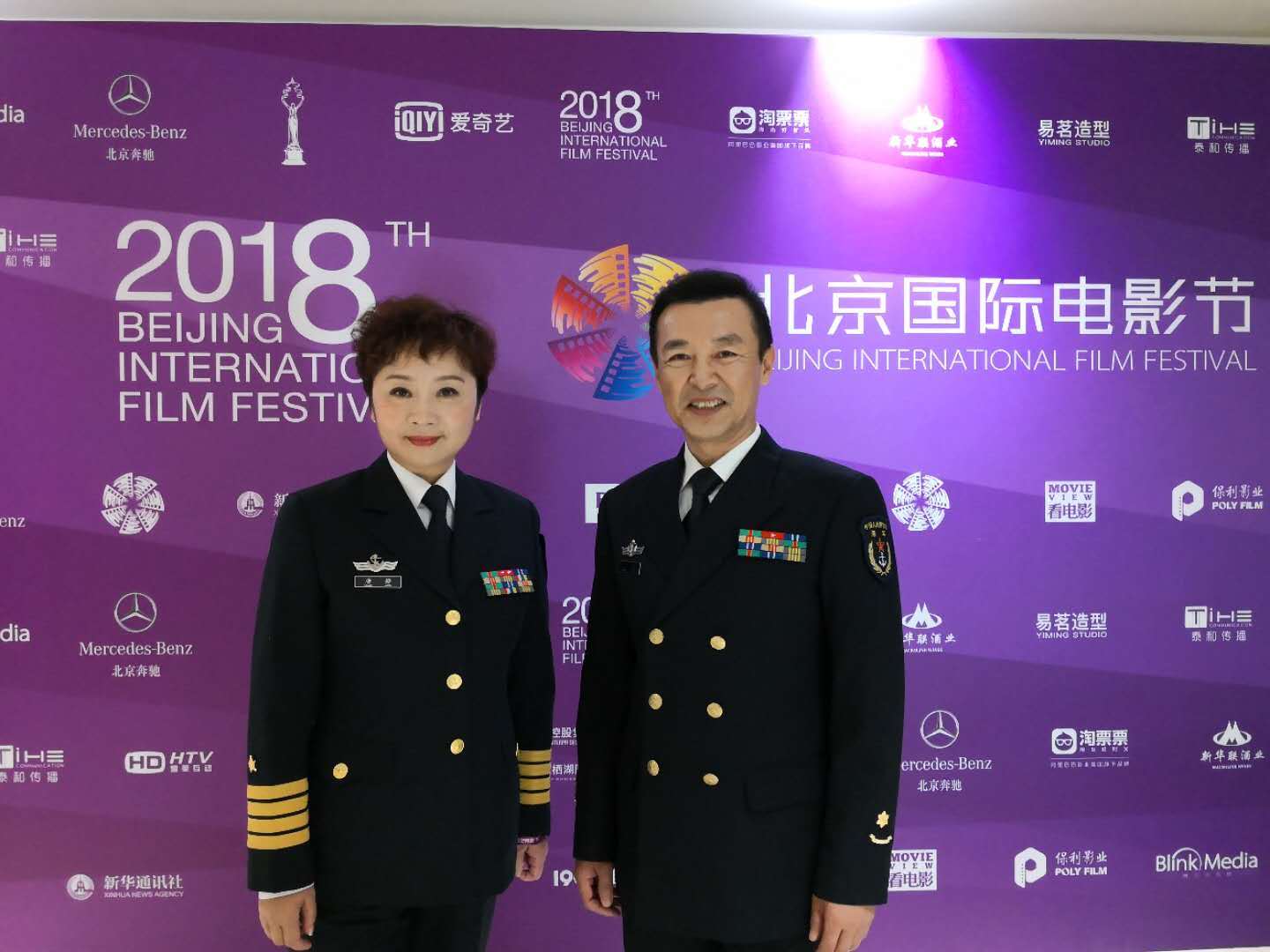 製片人唐靜與軍事製片人兼演員王強身著深藍色海軍制服,也格外搶眼.