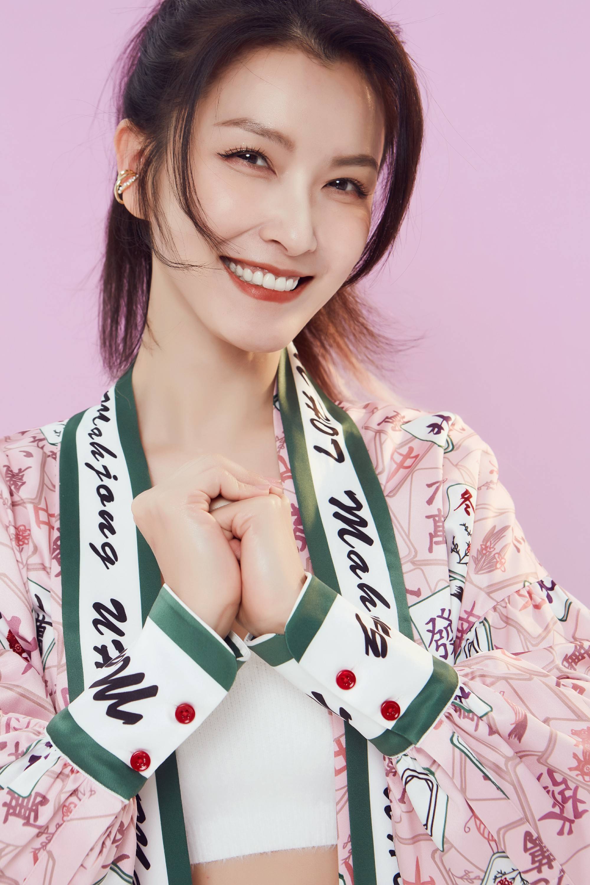 大年初五迎财神的好日子,演员徐洁儿发布一组清新时尚的大片,身着个性