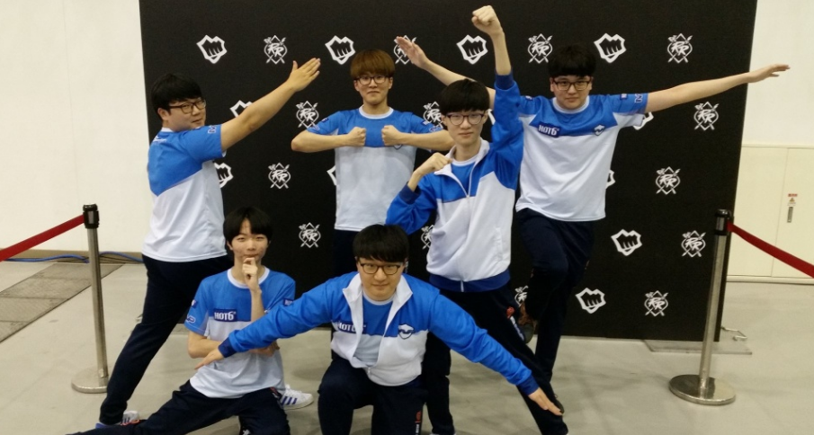 rw战队放出基纽特战队定妆照 还记得哪些队伍摆过这样造型吗?