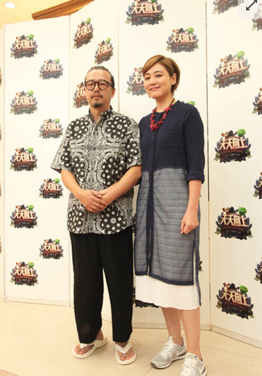 "傅老大"一家三口现身 妻子竟是"男人婆"