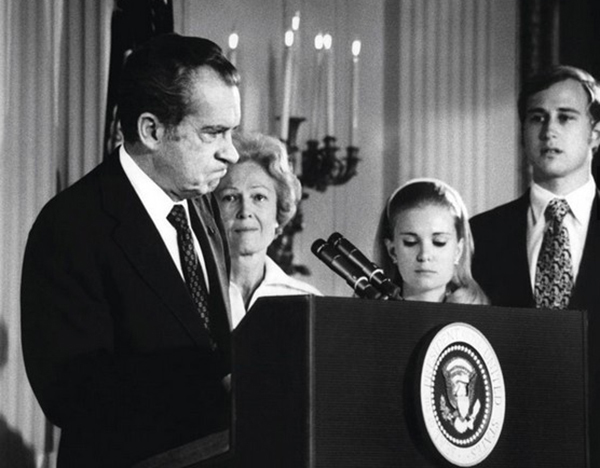 在他拍摄的照片中,有一张水门事件期间的尼克松,当时压垮骆驼的最后