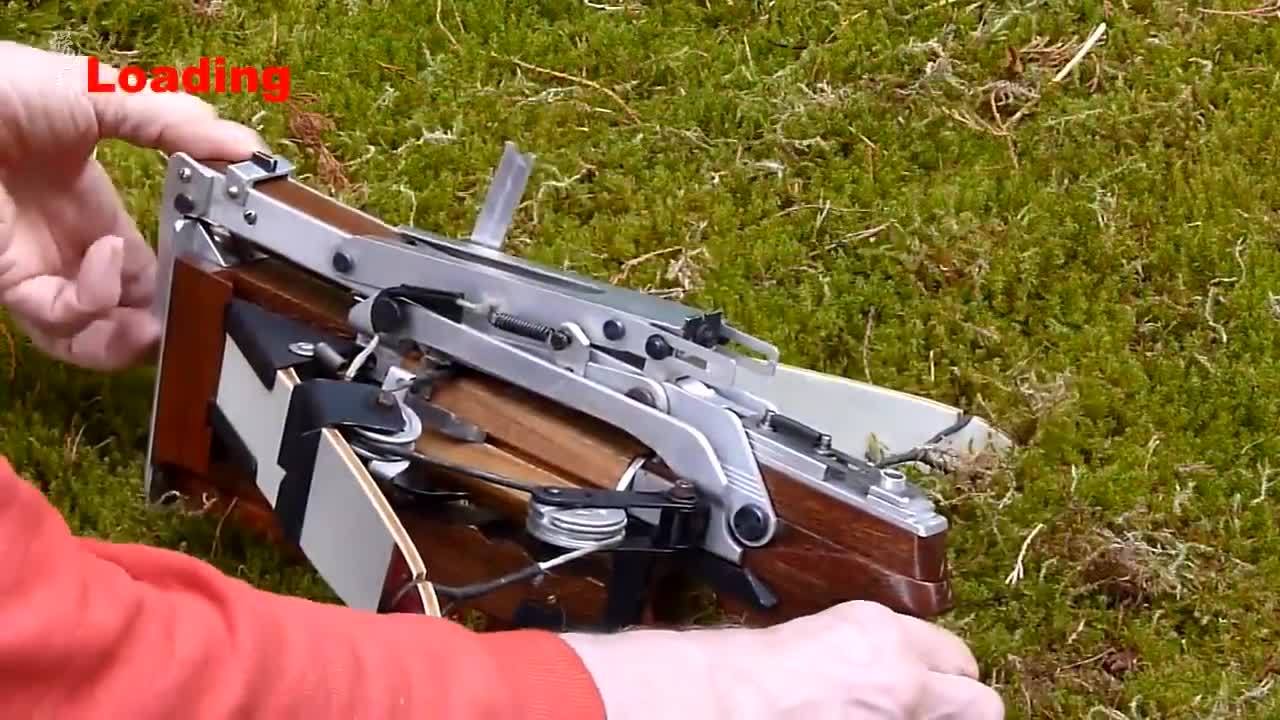 看看外国老爷子自己造的半自动连弩 可装配支弩箭 神似诸葛弩