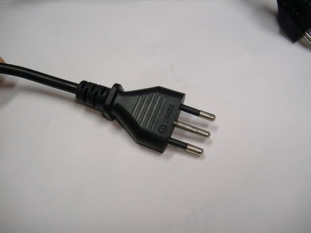 智利国家,使用的电压,为220v,380v,插头为,意标插头标准