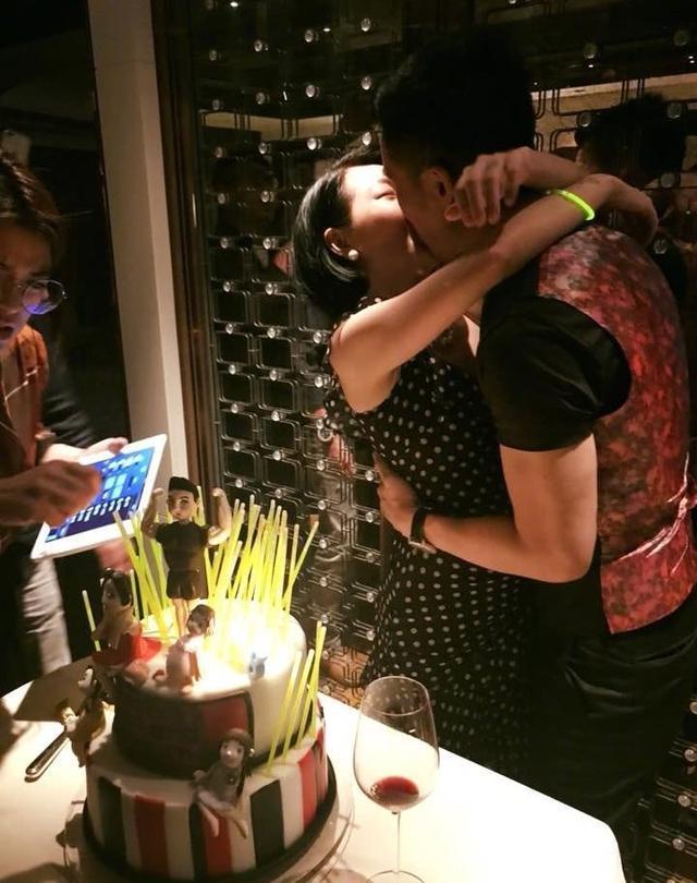 小s真情告白老公还晒两人亲吻照,相比之下大s很含蓄但都很甜蜜!