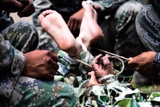 解放军特种部队猎人集训紧贴实战 反被俘训练相当残酷